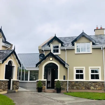 3 Bedroomed House Minutes' Walk From Town Holiday home